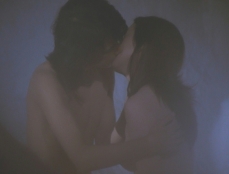 雪のかまくらのなかで裸でキスする二人