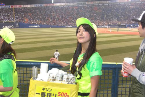 満面の笑顔でビールを売ってる野球場の女の子カワイイよなｗｗｗ 37枚 No.7