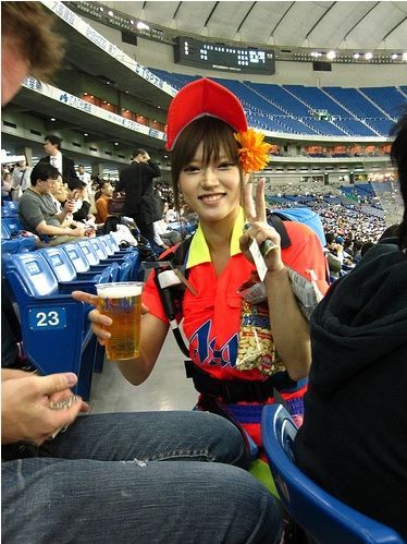 満面の笑顔でビールを売ってる野球場の女の子カワイイよなｗｗｗ 37枚 No.10