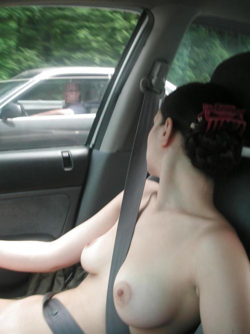外国人美女たちが自動車内でおっぱいを見せつけるエロ画像 31枚 No.30