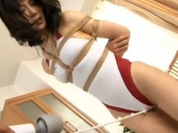 パツパツ競泳水着の人妻を縛りSMプレー - エロ動画 アダルト動画