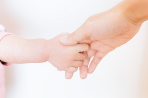 親の手を握る赤ちゃんri