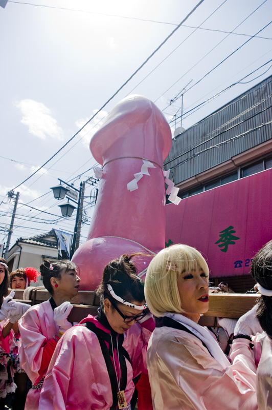 神奈川県川崎市金山神社のかなまら祭り巨大なピンクの男性器エリザベス神輿