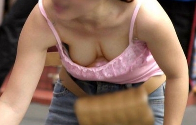 胸チラ素人のエロ画像